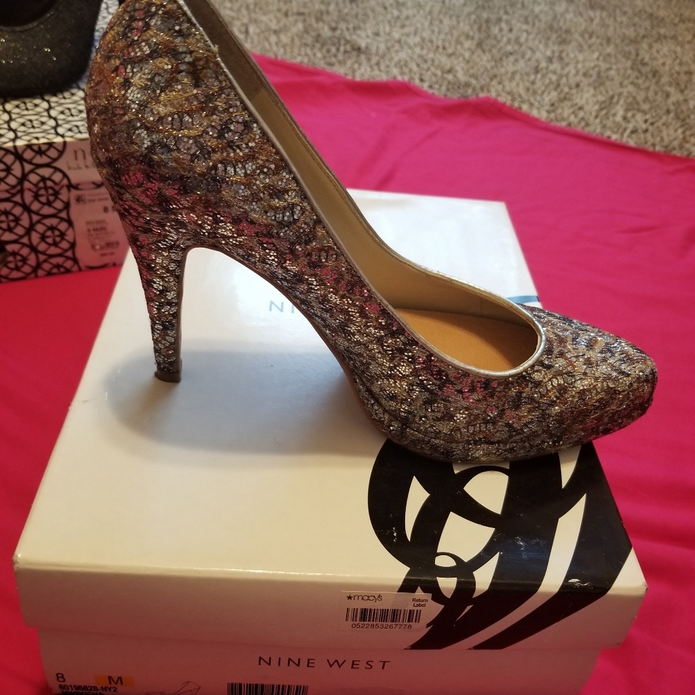 Like new Nine West Gold glittery pumps, 8M